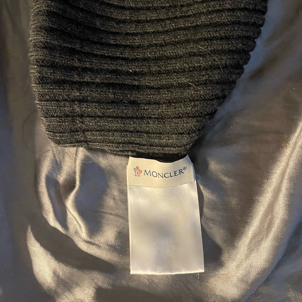 It’s a moncler beanie gray it will keep your head warm in the winters.